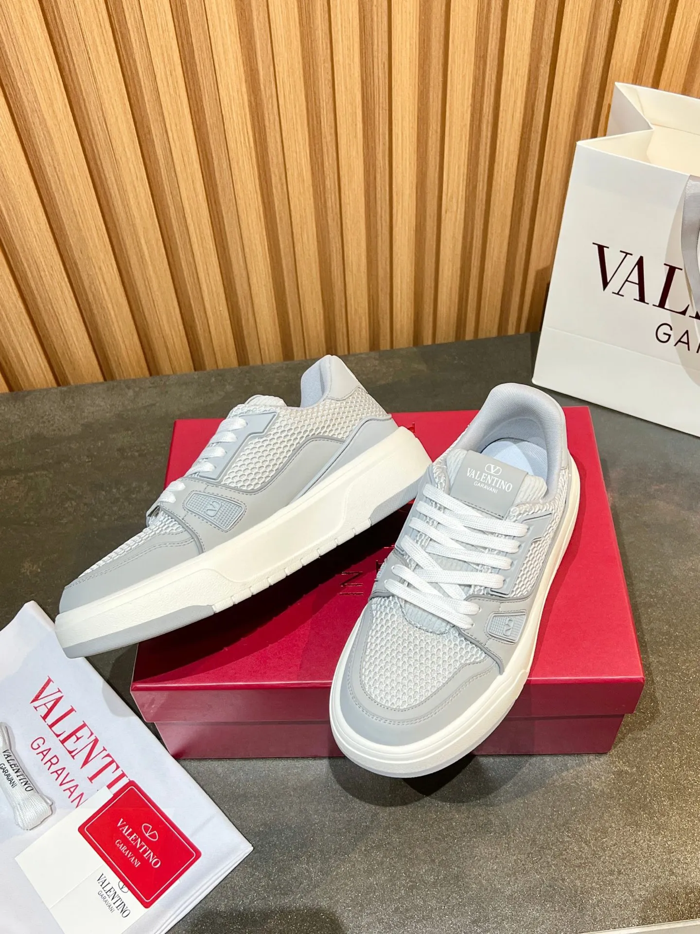 Men's men's shoes 💰640 VLNT Valentino 𝑶𝒏𝒆𝑺𝒕𝒖𝒅 Couple's sneakers series Valentino 2025 latest couple's sneakers, same style for celebrities, hot sale. Original ZP purchase and dismantling. Repeated pattern making and modification. Trying to restore 1:1 original version! Top luxury masterpiece, soft and comfortable, breathable and light, combines fashion and leisure, brings excellent and elegant texture and excellent on-foot comfort. Top purchasing version upper: imported high-end breathable mesh/original oil edge craftsmanship. Inner: imported mesh. Outsole: original development 𝐓𝐏𝐔 two-color combination outsole. Packaging: original configuration complete package. Code number: 35/44 (customized 45 46). Can be customized (self-labeled - no label) order.